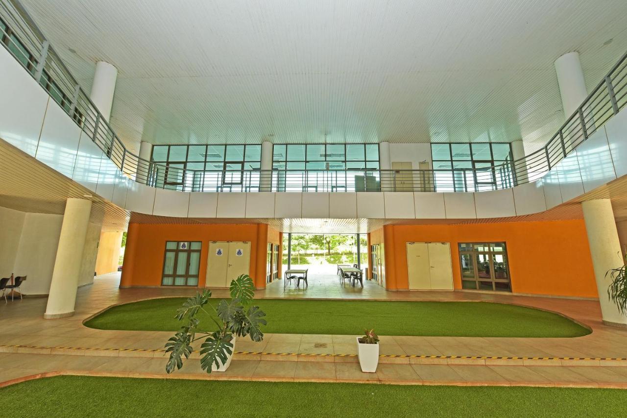 Capital O 90614 Cvia Ummul Hotel Padang Besar Exteriör bild