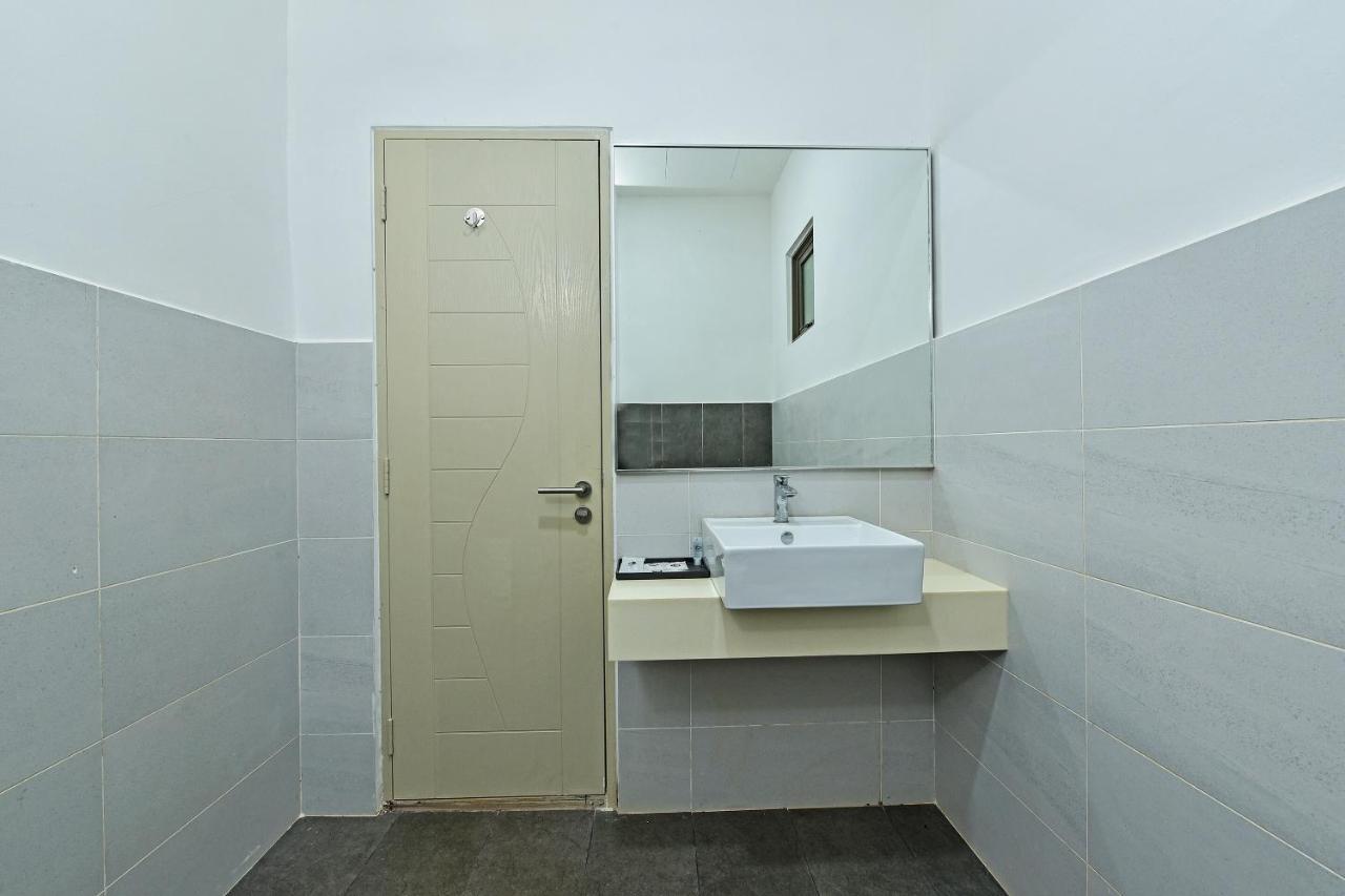 Capital O 90614 Cvia Ummul Hotel Padang Besar Exteriör bild
